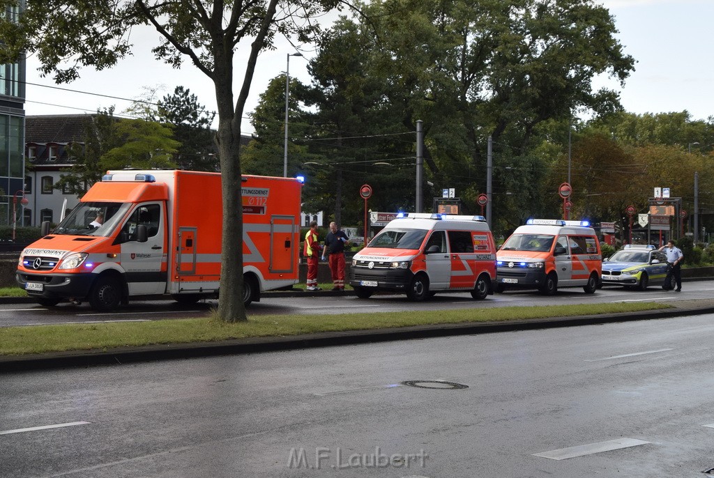 Einsatz BF RTW und 2 NEF Koeln Deutz Deutzer Freiheit P07.JPG - Miklos Laubert